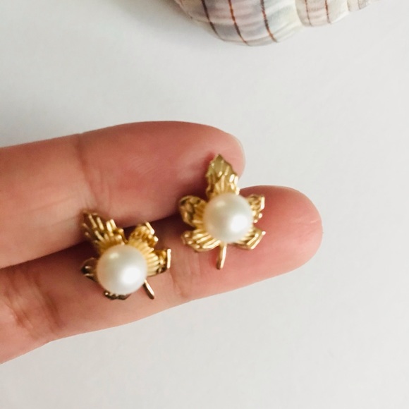 Freshwater Pearl Stud Earrings - Picture 7 of 8